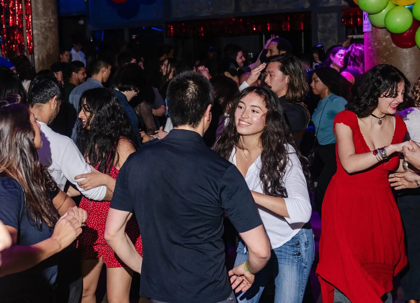 ¡Baila Bachata! Dance Class & Happy Hour
