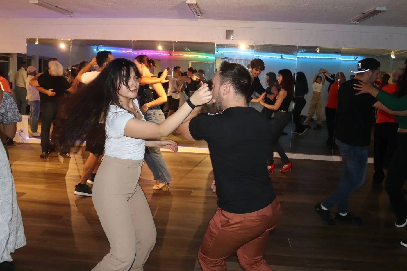 Montag Mittelstufe & Fortgeschrittene Salsa/Bachata