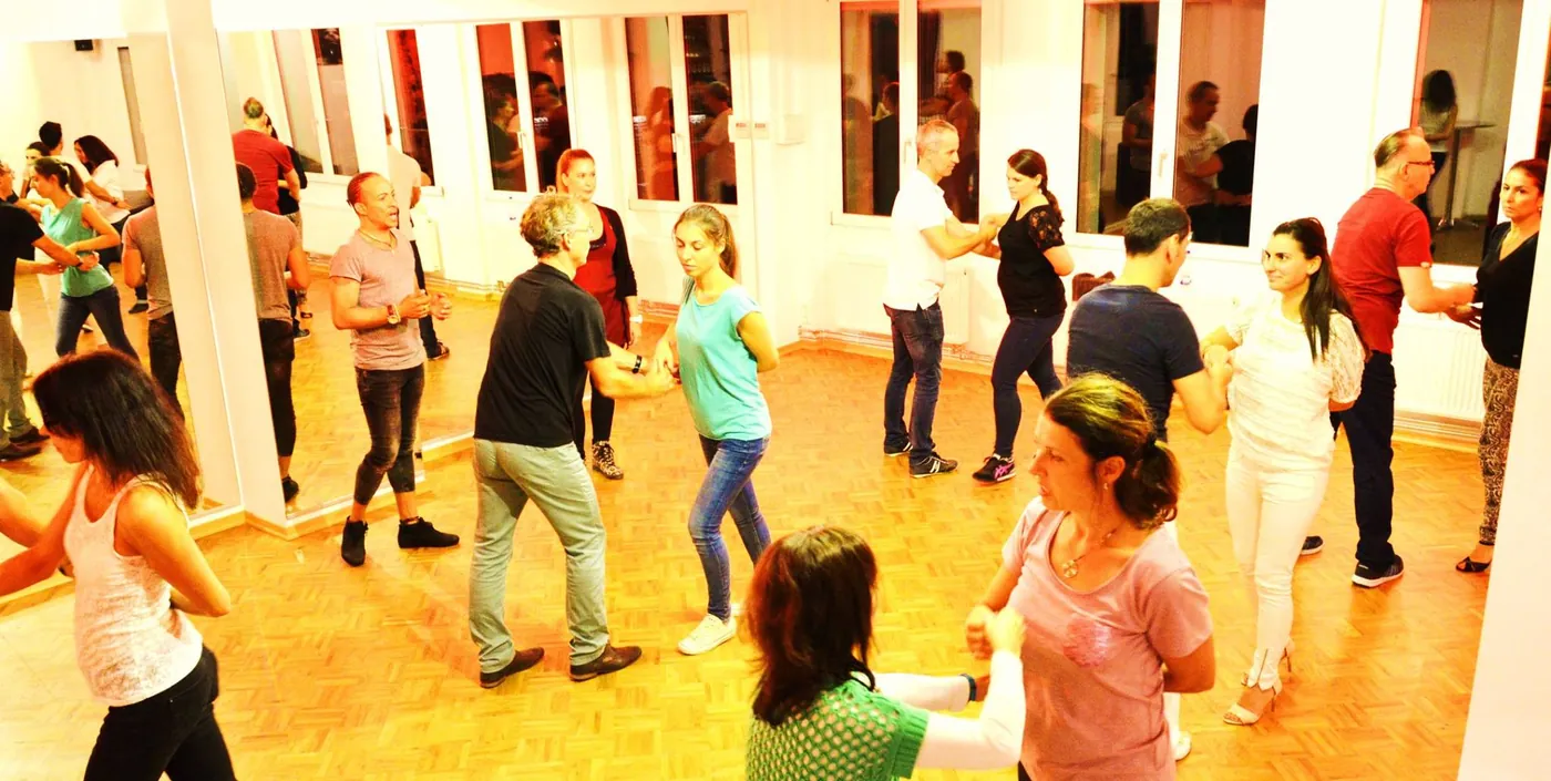 Salsa Cubana Classes at Momento Cubano