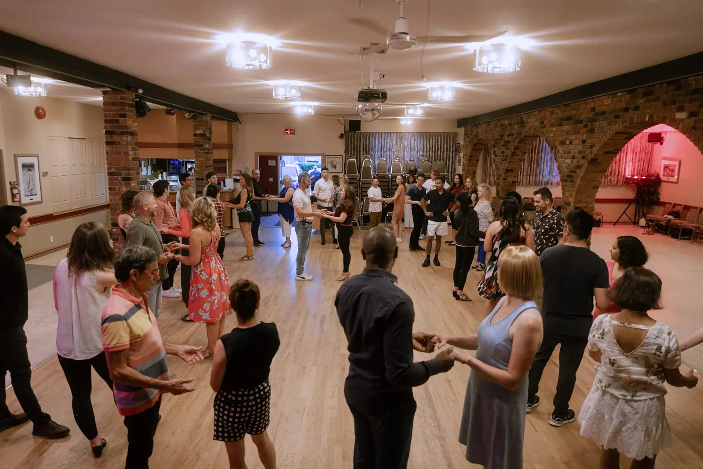 Salsa-Gruppenkurse mit Latin Dance Canada