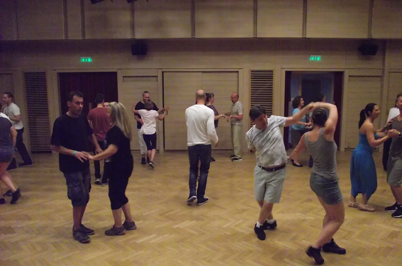 Salsa Kezdő Tanfolyam at KMO Művelődési Központ