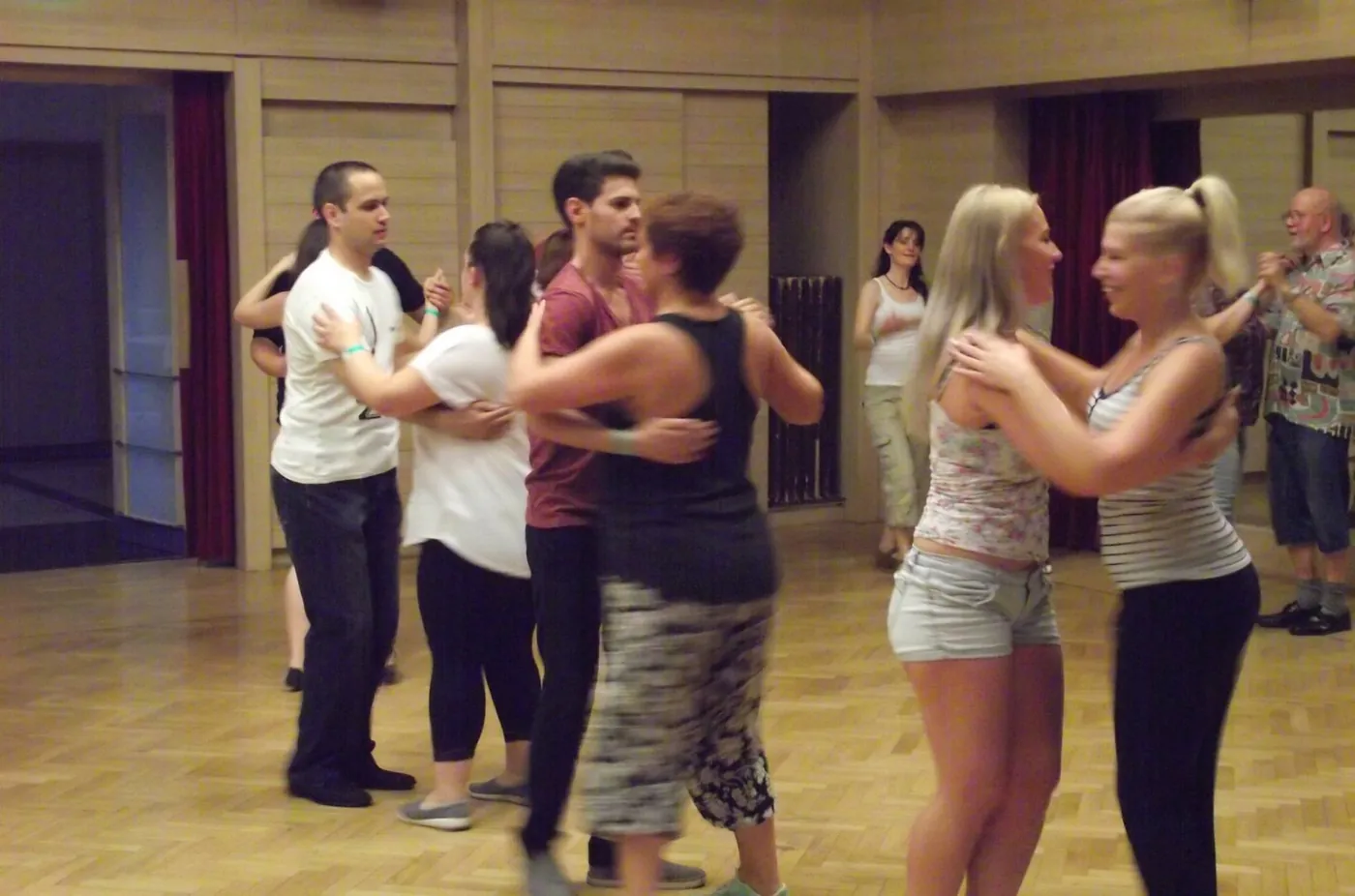 Salsa Kezdő Tanfolyam at KMO Művelődési Központ