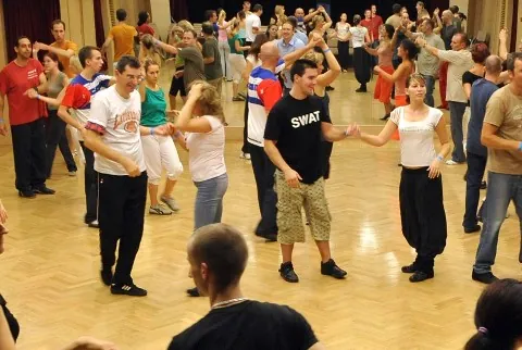 Salsa Kezdő Tanfolyam at KMO Művelődési Központ