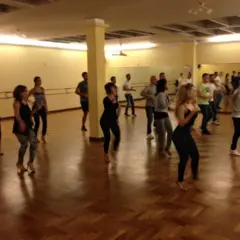Corsi settimanali di Salsa & Bachata presso la Johnny Vazquez Dance School