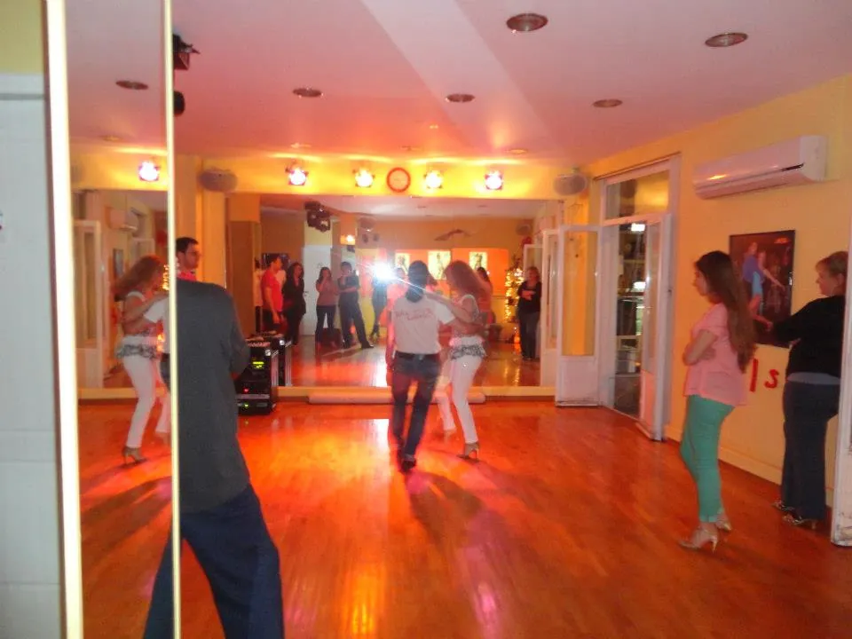 Salsa Caliente Dance School Classes