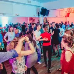 Abrázame y Más 3-Floors Party al Tanzpfeiler
