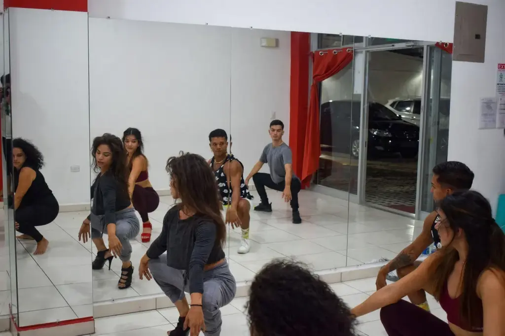 Baile Popular Beginner Classes at Academia Venedanza