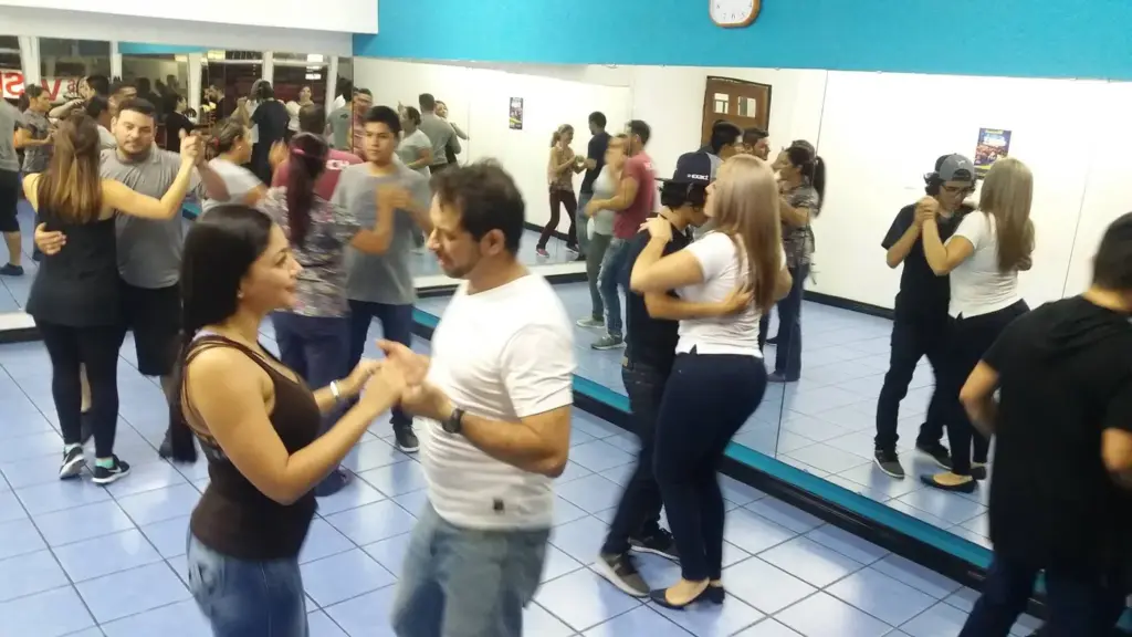Beginner Latin Dance Classes at Merecumbé Desamparados