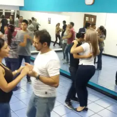 Cours de danse latine pour débutants à Merecumbé Desamparados