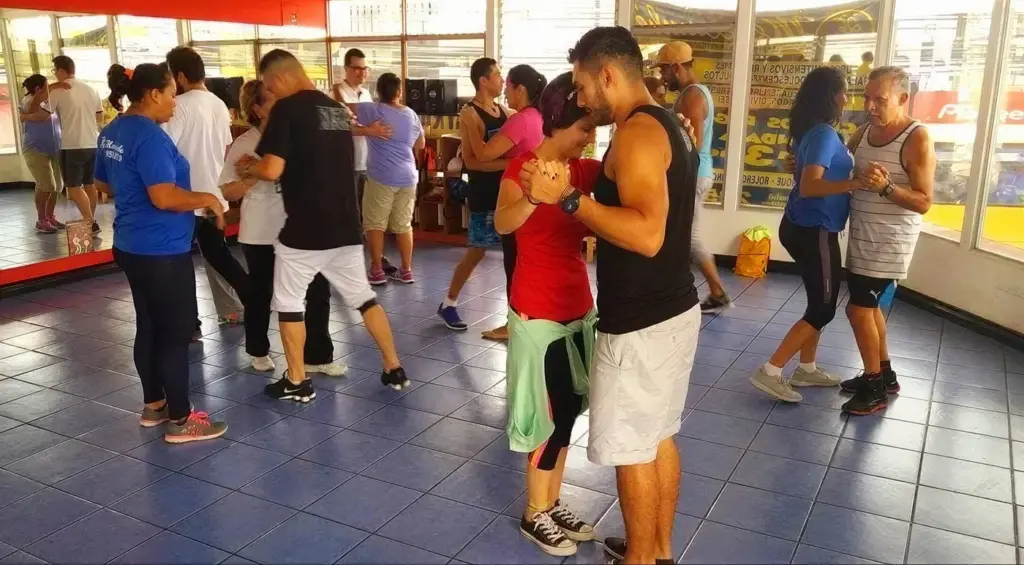 Beginner Latin Dance Classes at Merecumbé Desamparados