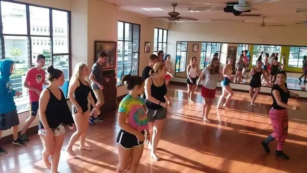 Beginner Latin Dance Classes at Merecumbé Desamparados