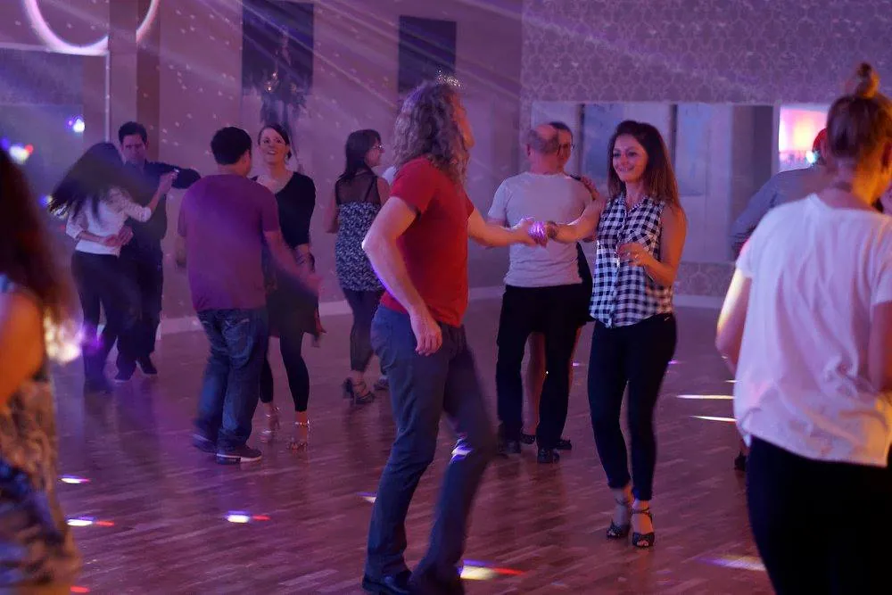 Erlebe Salsa Dance Classes & Socials