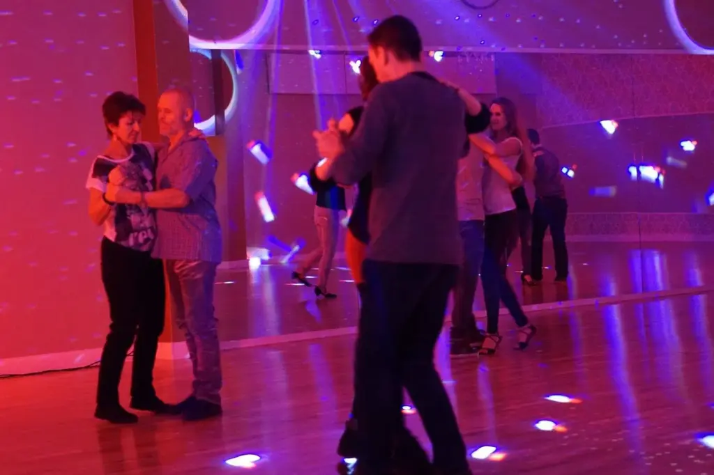 Erlebe Salsa Dance Classes & Socials