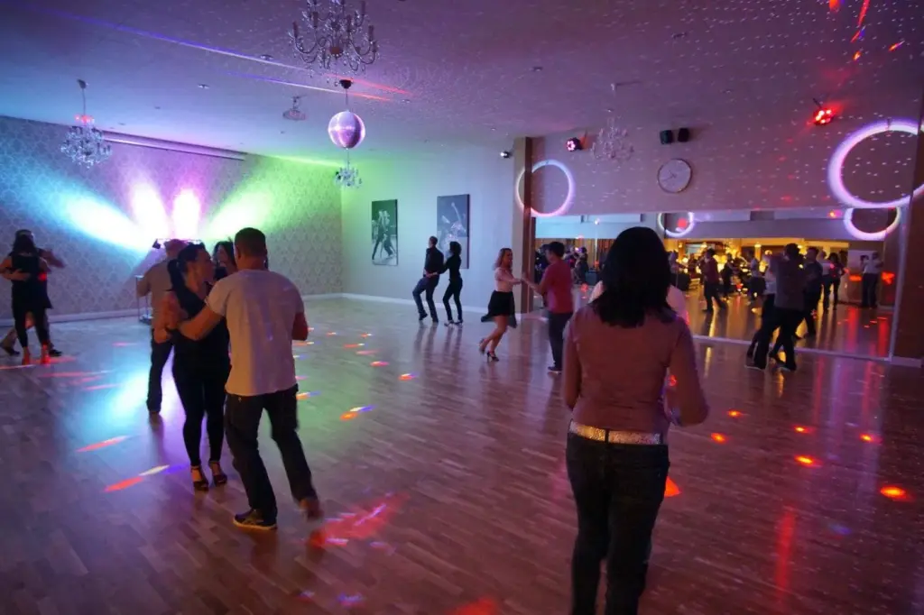 Erlebe Salsa Dance Classes & Socials