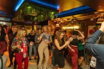 Lezioni gratuite di Salsa e Bachata al coperto e festa di danza sociale al COCO Lounge