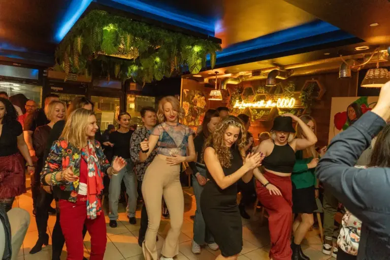 Cours de Salsa et Bachata en intérieur gratuits & Soirée dansante sociale au COCO Lounge
