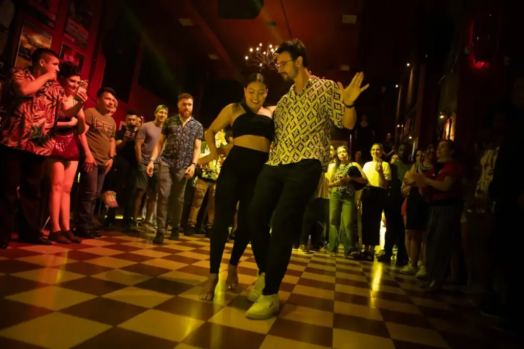 Jueves de Clases Timba y Rueda de Casino at La Topa Tolondra