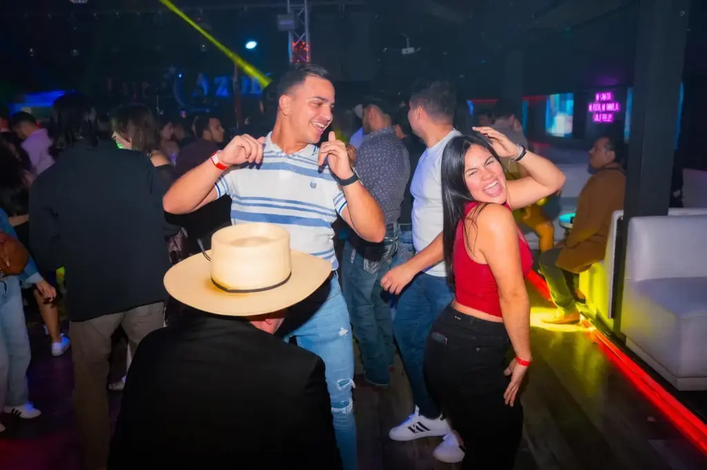 Sábados con la Rumba – A Otro Nivel at Luna Azul