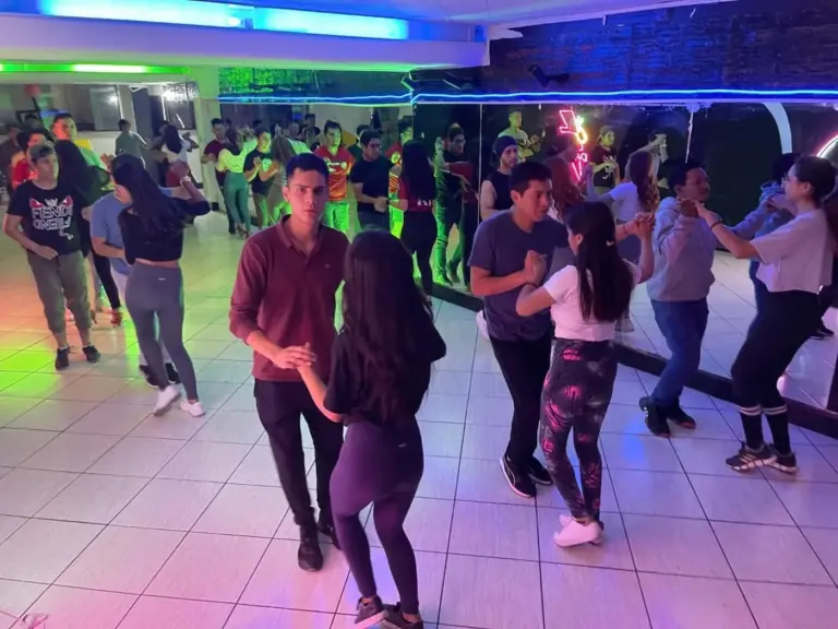 Cours de Salsa et Bachata à Caribe Academia de Baile Arequipa
