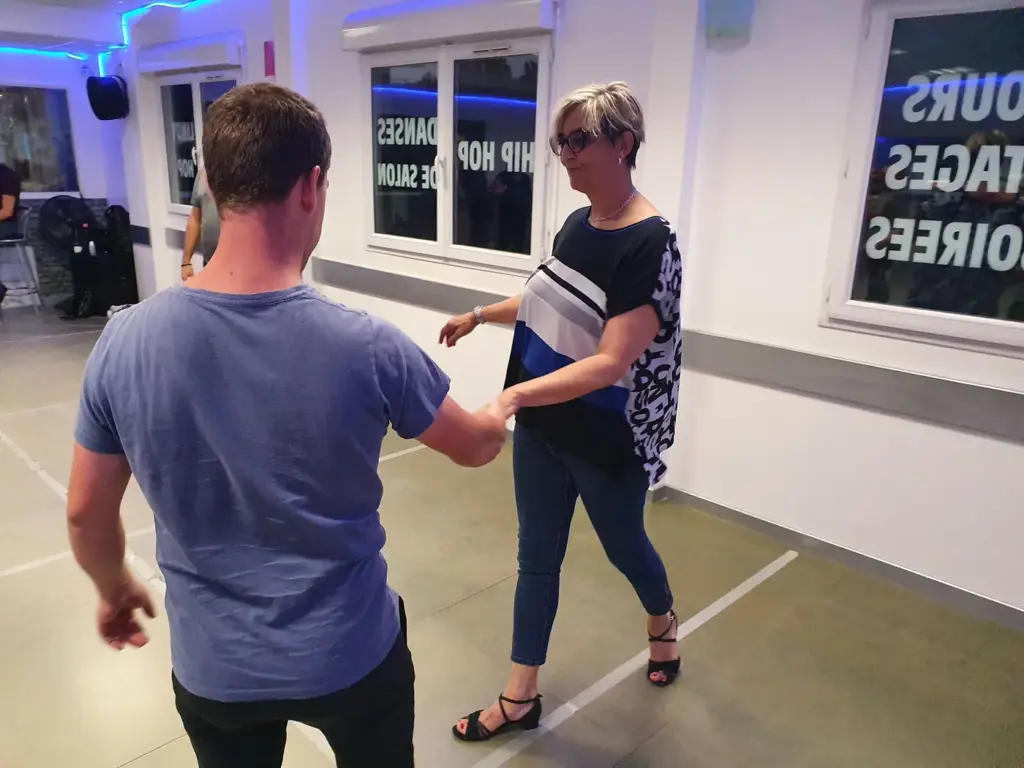 Salsa and Bachata Classes at Connect’in Dance Annecy