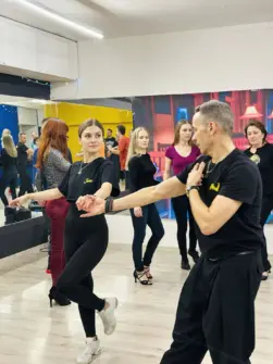 Corsi di Salsa e Bachata presso Raíces Dance Studio Kyiv