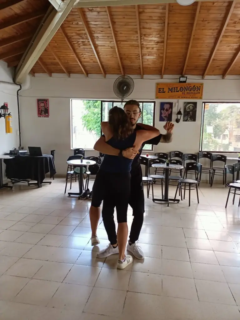 Salsa Nivel Intermedio en Línea at Nueva Guardia Dance Club