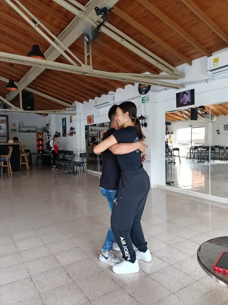 Salsa Nivel Intermedio en Línea at Nueva Guardia Dance Club
