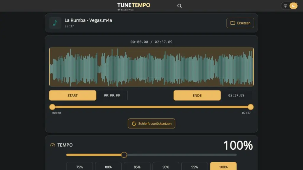 TuneTempo im Nachtmodus mit geladenem Song