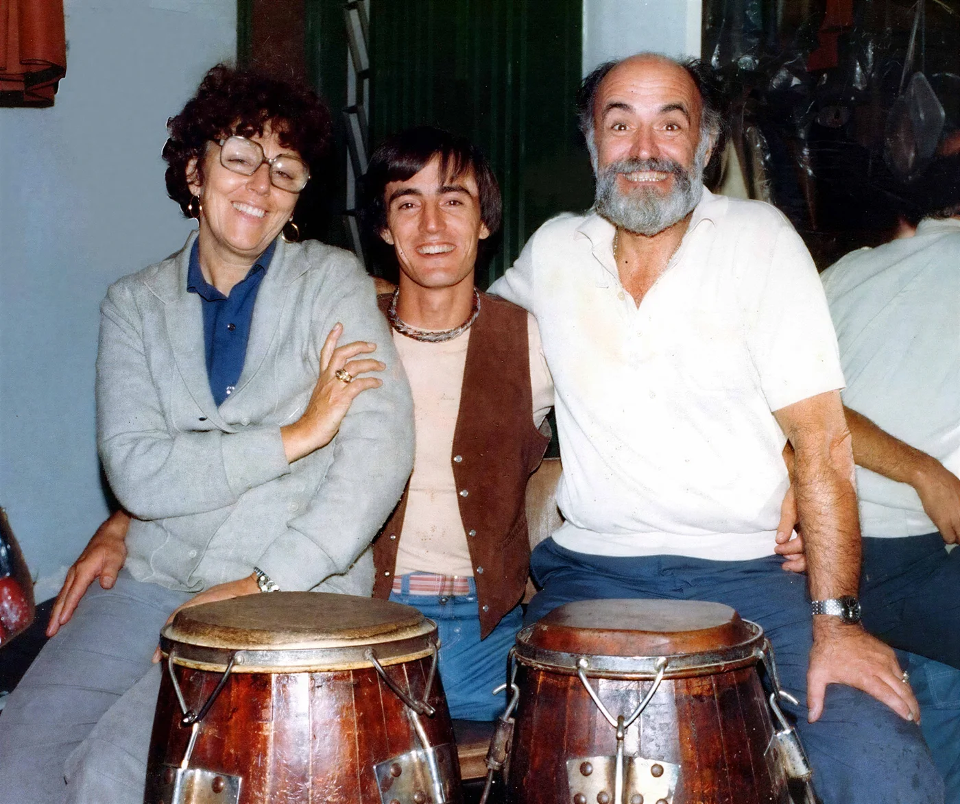 Young Edgardo Cambón with his parents, Blanca Fraga and José María Cambón, behind his first conga drums in Buenos Aires