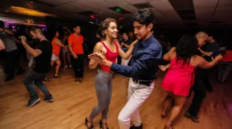 Cómo Promover un Social de Salsa o Bachata: Lo que Realmente Funciona
