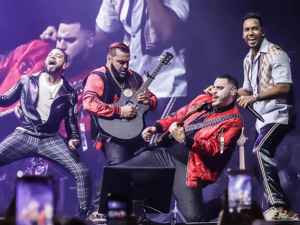 Aventura che si esibisce sul palco
