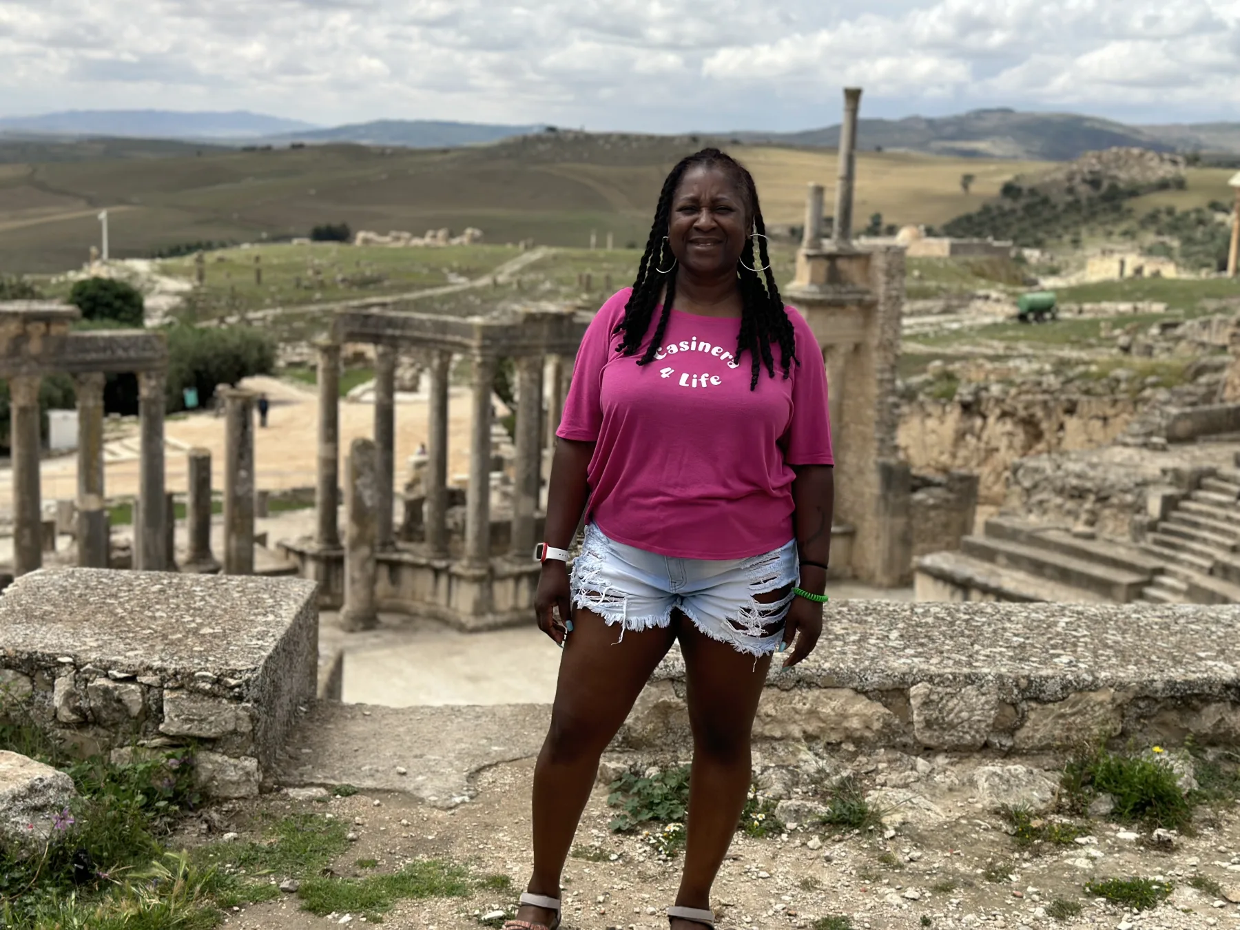Nicole Houston en el teatro romano de Dougga, Túnez
