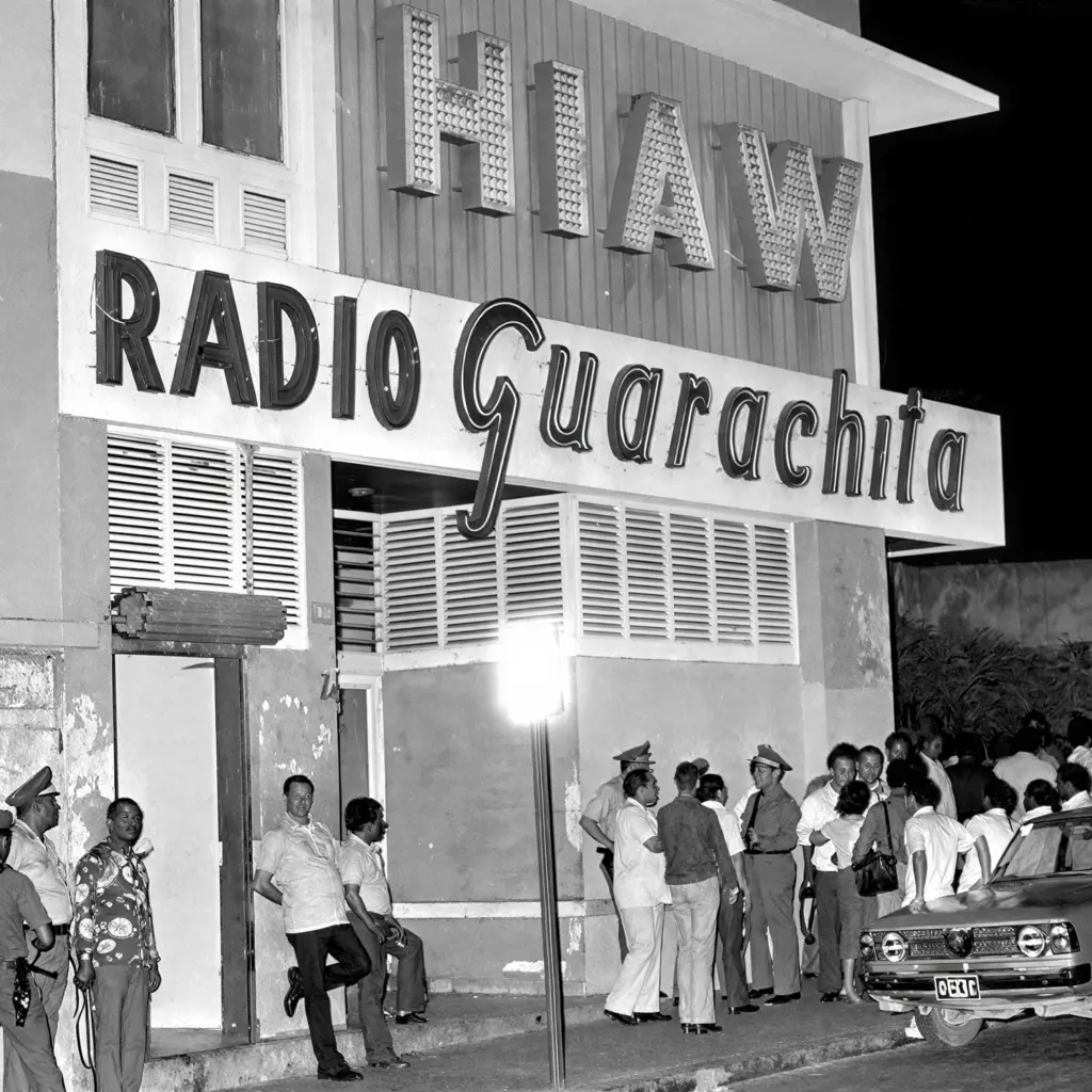 Persone riunite fuori da Radio Guarachita