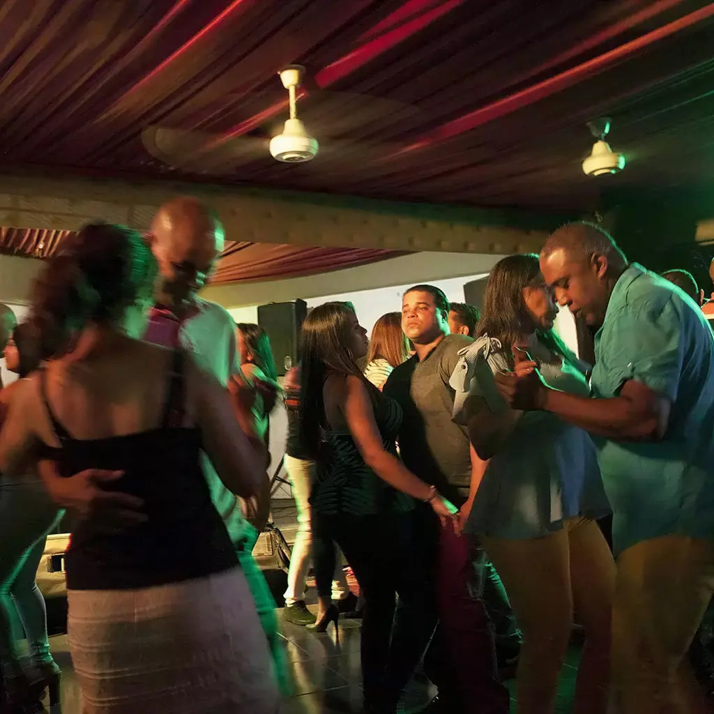 Coppie che ballano bachata dominicana